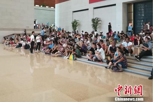 坐在国博一层大厅台阶上的人们。上官云 摄