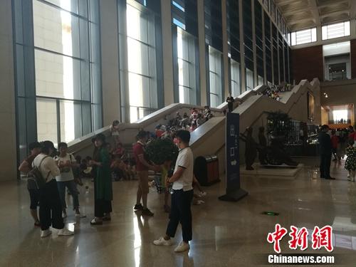 国博内一段楼梯上也坐了不少人。上官云 摄