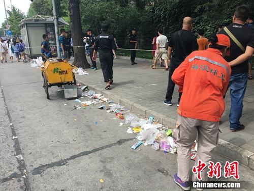 近日，清华大学门外游客爆满，排队人群滞留垃圾遍地。汤琪 摄
