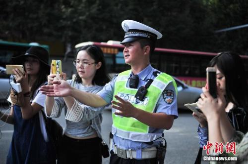 资料图：昆明交警网络直播执法，邀请网友围观。 <a target='_blank' href='http://www.chinanews.com/'>中新社</a>记者 刘冉阳 摄