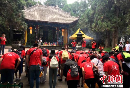 两岸青年学生在古柏环绕的黄帝陵前，通过行鞠躬礼等传统礼仪，表达对人文始祖轩辕黄帝的崇敬之情?！≌沤鸫?摄