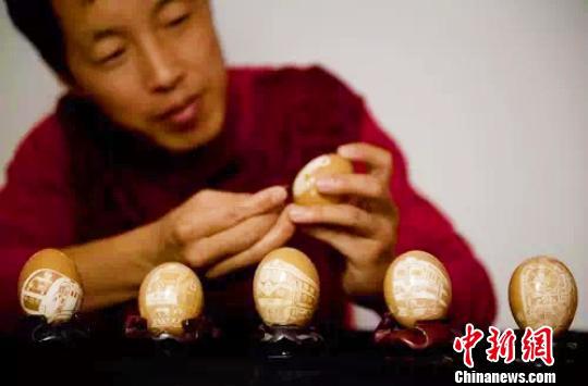 “庐州蛋雕”合肥市非遗传承人王剑。　钟欣 摄
