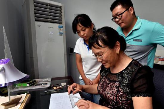 王从苗正在向学生传授绘制文物的技巧。新华社发 （李嘉南 摄）