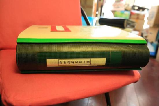 这是邵跟才自己制作的家庭成员档案，里面包含了一个时代的各种民生痕迹。