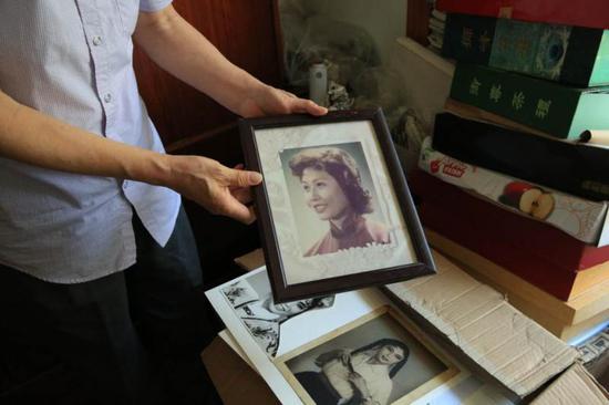 这是邵根才收藏的一名越剧演员的照片，照片下面的箱子里还有满满一箱。