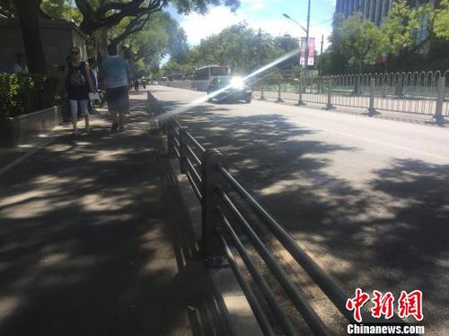 已有700年历史的阜成门内大街，将于今年10月完成一期工程改造。图为阜成门内大街正在进行整治，增设了护栏，以隔离机动车与非机动车道?！≡?摄