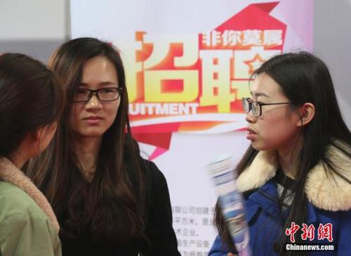3月17日，由中国农业部对外合作司、国际合作司主办的“农业对外合作‘猎英行动计划’”招聘活动在南京农业大学举办，各地近百家与农业相关的单位提供3600余个工作岗位招揽人才，吸引了众多应届毕业生前来咨询洽谈。 <a target='_blank' href='http://www.chinanews.com/'>中新社</a>记者 泱波 摄