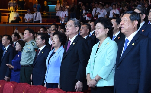 8月7日，庆祝内蒙古自治区成立70周年文艺晚会《赞歌》在内蒙古乌兰恰特大剧院举行。中共中央政治局常委、全国政协主席、中央代表团团长俞正声和各族各界干部群众等共约1300人观看演出