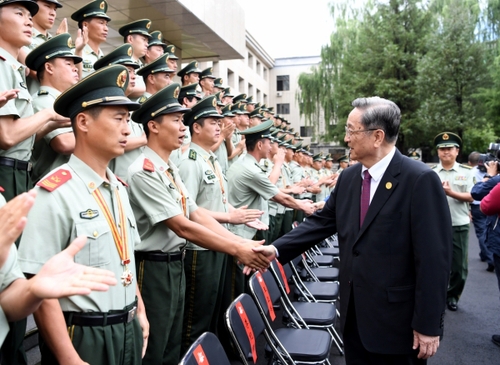 8月7日，中共中央政治局常委、全国政协主席、中央代表团团长俞正声率代表团部分成员分别赴内蒙古军区、武警内蒙古总队、武警内蒙古森林总队慰问，并会见自治区政法干警代表。这是俞正声会见武警内蒙古森林总队官兵。