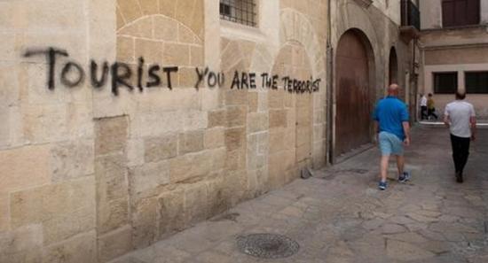 “游客滚回家！” 西班牙反观光行动蔓延至全国