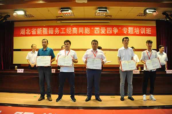 为“一封家属”获奖人员颁发获奖证书