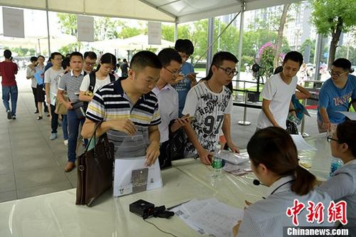 7月26日，四川成都天府新区政务服务中心外准备申请落户的大学毕业生排起长队。《成都实施人才优先发展战略行动计划》7月20日出台后，吸引了来自各地的人才和大学毕业生，成都天府新区等一些政务服务中心申请、等待办理落户手续的民众排起长队等待办理。 <a target='_blank' href='http://www.chinanews.com/'>中新社</a>记者 刘忠俊 摄