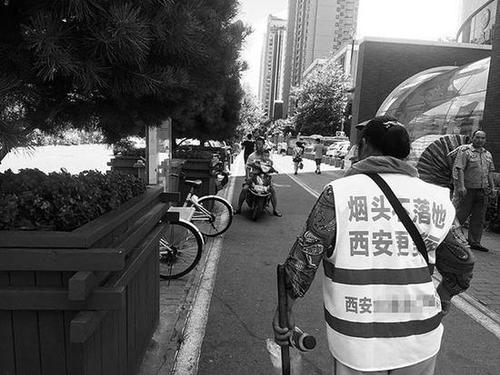 西安环卫工马甲印补习广告 城管:学校捐了三万件