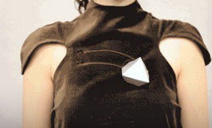 　　蜘蛛恐惧症患者要小心了！美国麻省理工学院成功研制出会移动的新型珠宝，能在你的衣服上“攀爬”。