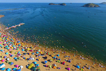 大连付家庄海滨浴场迎来游客高峰