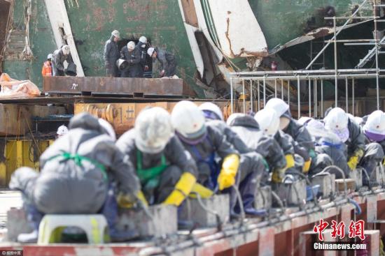 当地时间2017年4月27日，韩国木浦新港码头，韩国海洋水产部“世越”号处理现场。