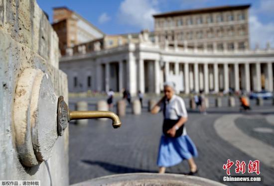 意大利持续干旱，今年降雨量较往年平均少80%，刚过去的春季是约60年来最干旱的春天，干旱令全国农作物失收，以出产火腿及芝士闻名的中北部帕尔马省灾情严重。图为梵蒂冈圣彼得广场上的一处水龙头。