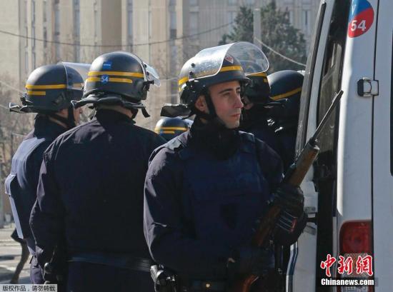 当地时间2015年2月9日，法国马赛，法国警察处于高度戒备状态。法国马赛一名枪手持枪向空中开枪，未造成人员伤亡。当天，法国总理瓦尔斯原定到访马赛，警方目前已经加强安保。