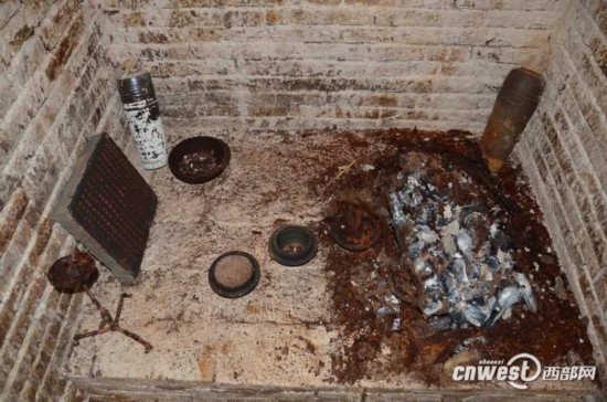 李居柔墓内景，器物均发生了位移。