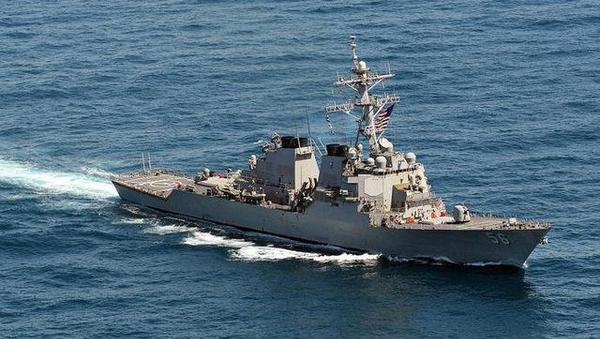 美国驱逐舰在中国南海“自由航行”进入美济礁12海里