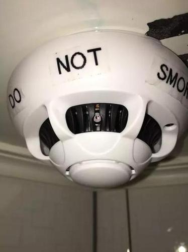 情侣网上订台湾民宿 入住后发现房内布满摄像头