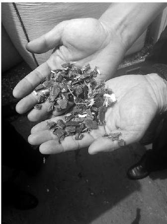 以后这样的废旧塑料就不能再进口了。 钟卉 摄