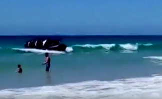 北非难民在西班牙海滩抢滩登陆 当地人懵了