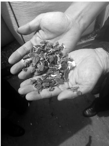 以后这样的废旧塑料就不能再进口了。 钟卉 摄