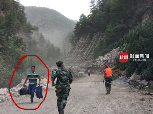 最美逆行武警陪衬者非自顾逃命 在游客拿行李