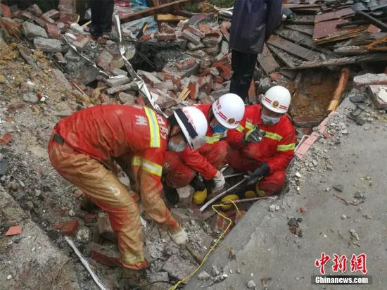 8月14日凌晨，因受持续强降雨影响，广西融安县板榄镇马步村六洞屯发生山体滑坡，造成3人失踪。 李瑞华 摄