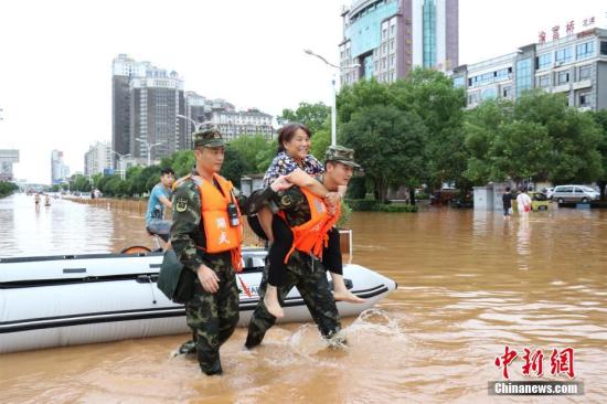 连日来，湖北咸宁地区普降大到暴雨，导致城区咸宁大道、银泉大道、玉泉街、书台街等多条城市主干道严重积水，最高积水深度达1.5米。8月13日下午1时许，武警咸宁支队接到任务后，出动50名官兵、6台车辆，赴咸宁城区救援，共转移受灾民众300余人，转运受损抛锚车辆20余台，疏通城市主干道5条。 何彦卿 摄