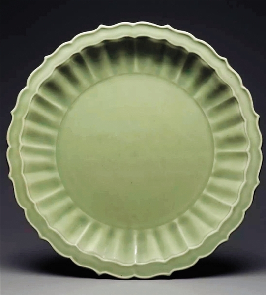 明初 龙泉青釉菱花口大盘 直径48.2cm