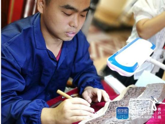 　　木雕是中国最传统的建筑工艺之一，此前多项木雕古建筑还曾漂洋过海到世博会上获得大奖。新华社记者 周琳 摄