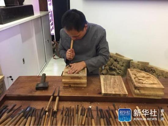 　　用于木雕的雕刻刀有80多把，没把大小和功能都不同，木雕正是这样“方寸之间见乾坤”的精细活儿。新华社记者 张梦洁 摄