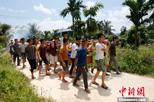 8月14日，世界“慰安妇”纪念日，中国大陆最后一位起诉日本的“慰安妇”受害幸存者黄有良的葬礼，在其家乡海南省陵水黎族自治县英州镇乙堆村举行。图为葬礼现场。<a target='_blank' href='http://www.chinanews.com/'>中新社</a>记者 尹海明 摄