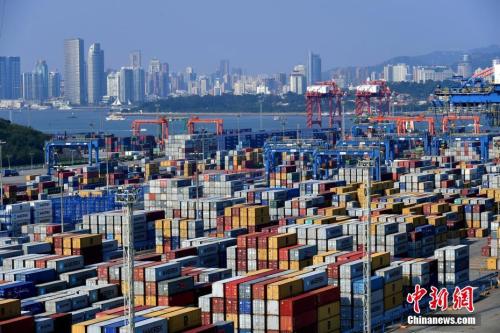 资料图：厦门的集装箱码头。王东明 摄