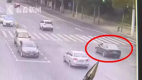 奇葩司机一只脚搭车窗外劈叉开车 同时还打着电话