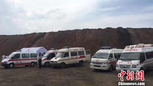 多辆救护车在滑坡现场待命?！∷涡裉?摄