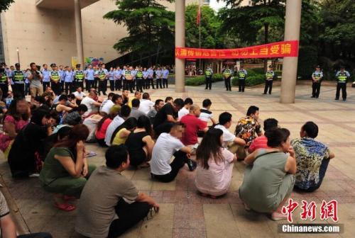 资料图：2017年6月，南宁1300警力凌晨突击，拉网式清查250余个传销窝点。玉犇 摄 