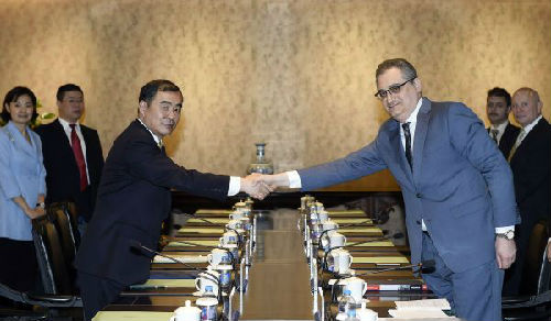 去年6月，第三次中俄东北亚安全磋商在北京举行，中国外交部部长助理孔铉佑和俄罗斯外交部副部长莫尔古洛夫共同主持。 （新华社发）