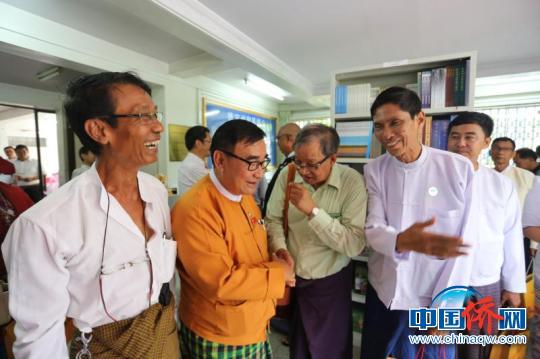 中国侨网图为缅甸友人参观胞波书社?！⊙钋逅病∩? style=
