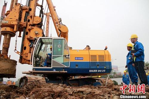 资料图：旋挖钻机施工作业。<a target='_blank' href='http://www.chinanews.com/'>中新社</a>发 赵华 摄