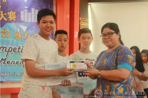 陈佩英为获奖选手颁发奖杯及奖状。（国家汉办网站图片）