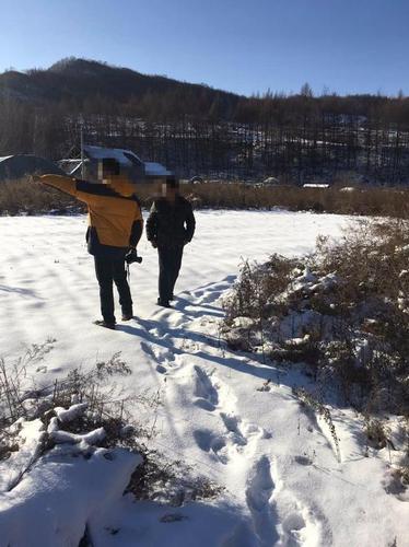 ▲摄影记者吴江与遇难者家属交谈。新京报记者&nbsp;李明 摄