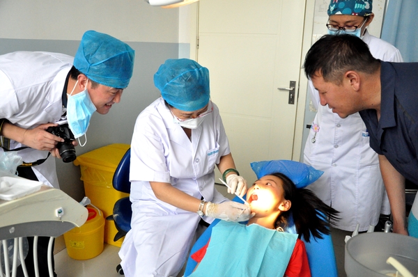 全国政协委员、解放军306医院原副院长牛忠英为患者义诊