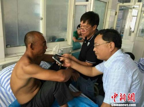 获救渔民丁兆兰在接受<a target='_blank' href='http://www.chinanews.com/' >中新网</a>等媒体采访，讲述渔船被撞惊魂一刻。于从文 摄