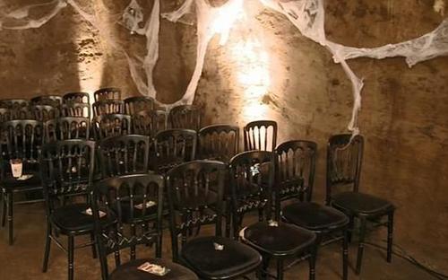 英新人举办“恐怖婚礼”   蜘蛛网骷颅头似墓穴