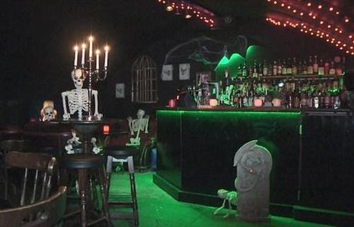 英新人举办“恐怖婚礼”   蜘蛛网骷颅头似墓穴