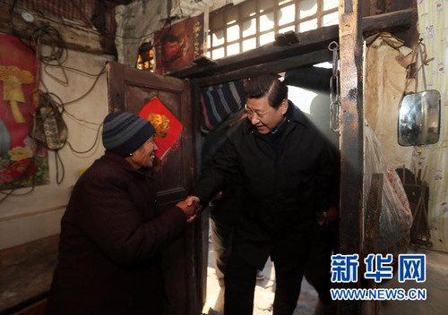 2012年12月29日至30日，中共中央总书记、中央军委主席习近平在河北省阜平县看望慰问困难群众。 新华社记者 兰红光 摄