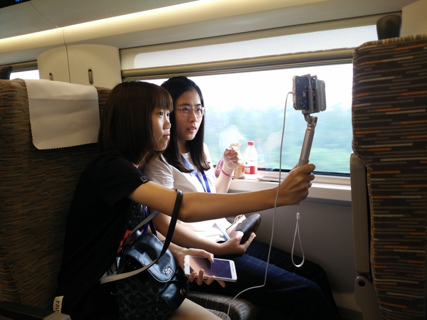 体验“复兴“号的乘客玩自拍